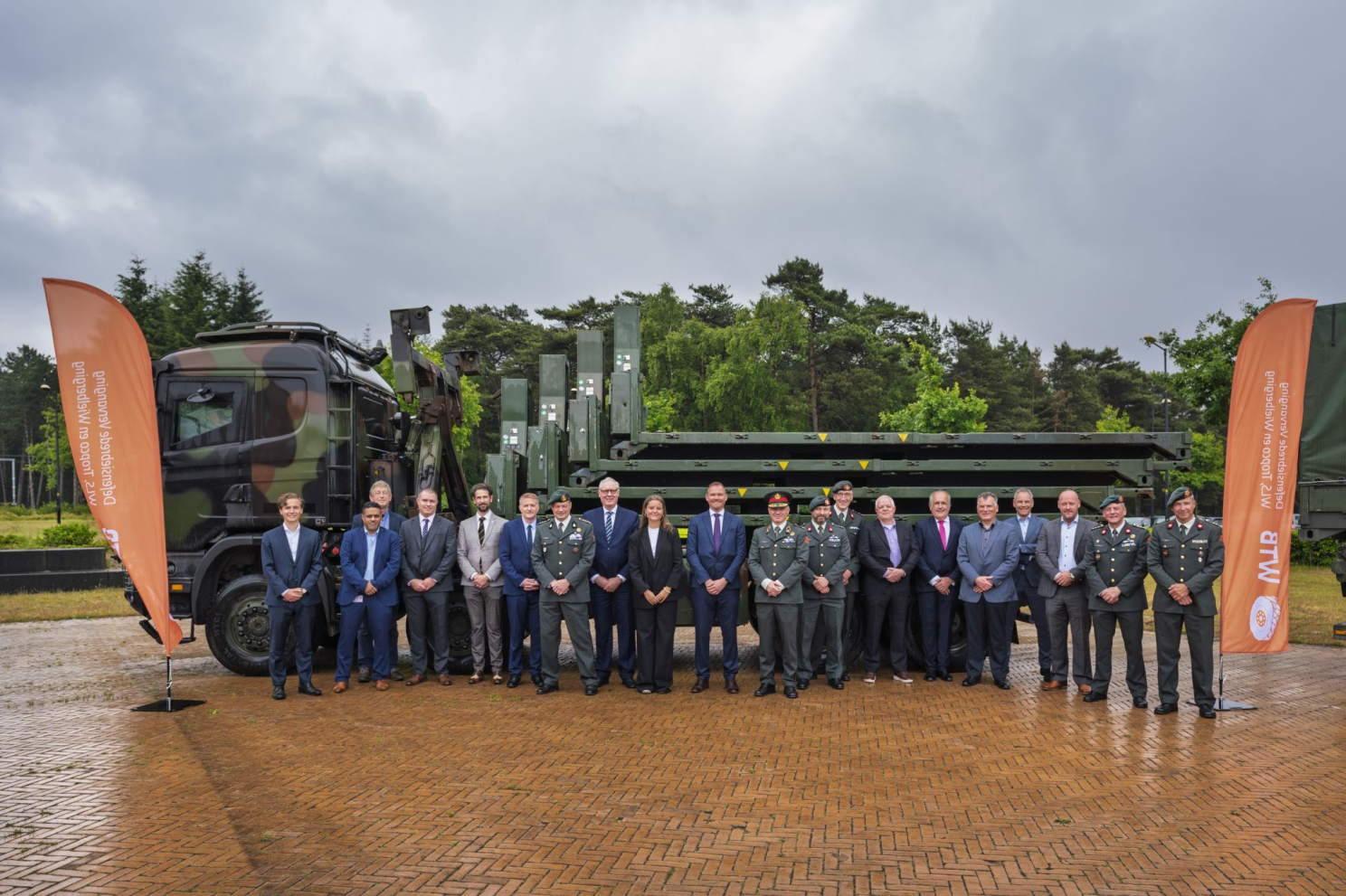 G3 Systems and Netherlands MoD officials sign a contract. G3 Systems and Netherlands MoD officials sign a contract.